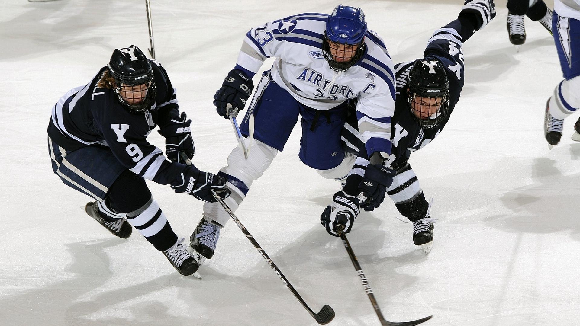 “高新体育中心健力赛:选手凭借超强体能和技术力破纪录”